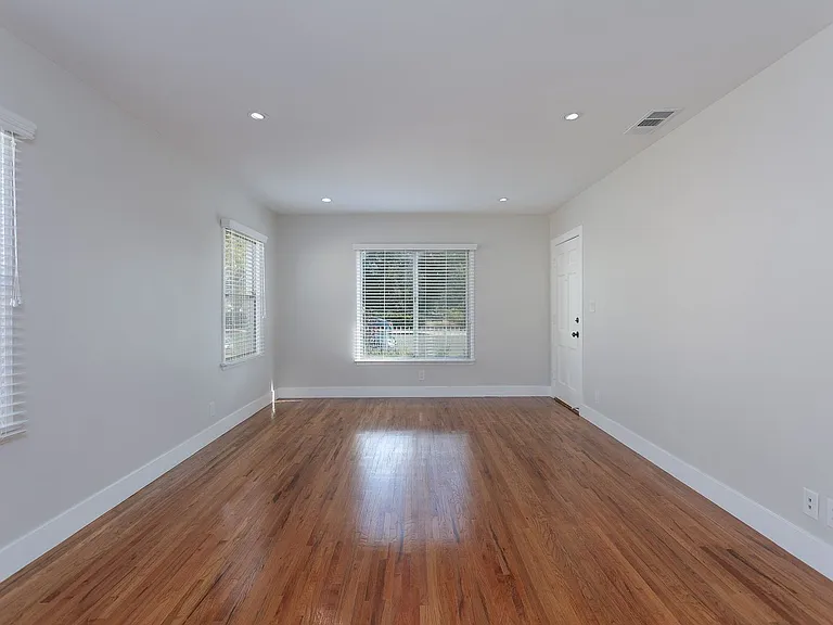 783 E Grand Ave — Photo 2