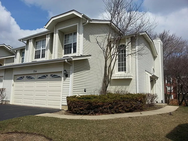 724 Sturnbridge Ln photo 1