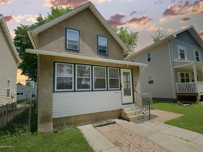 820 N 4th St, Grand Forks, ND, 58203