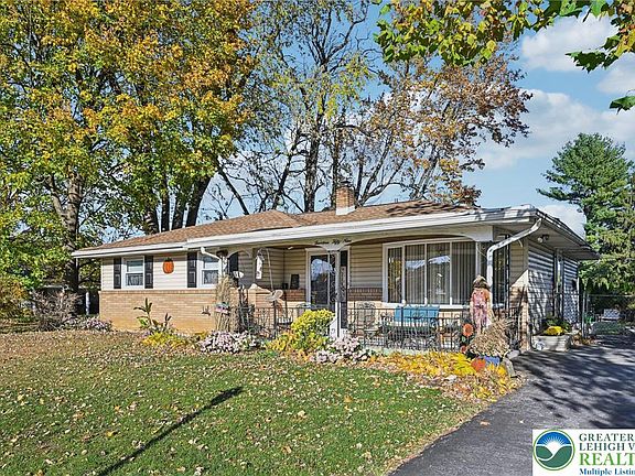 2nd image of 1459 Leicester Pl S