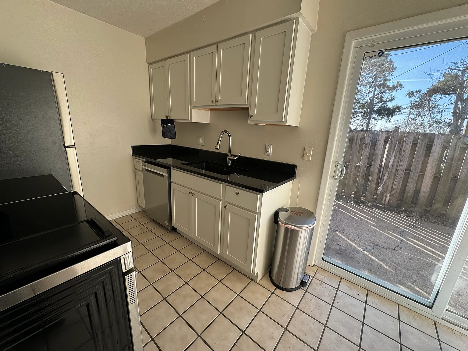2 bed, 1.5 bath, 1100 sqft, $1,400 — Photo 4