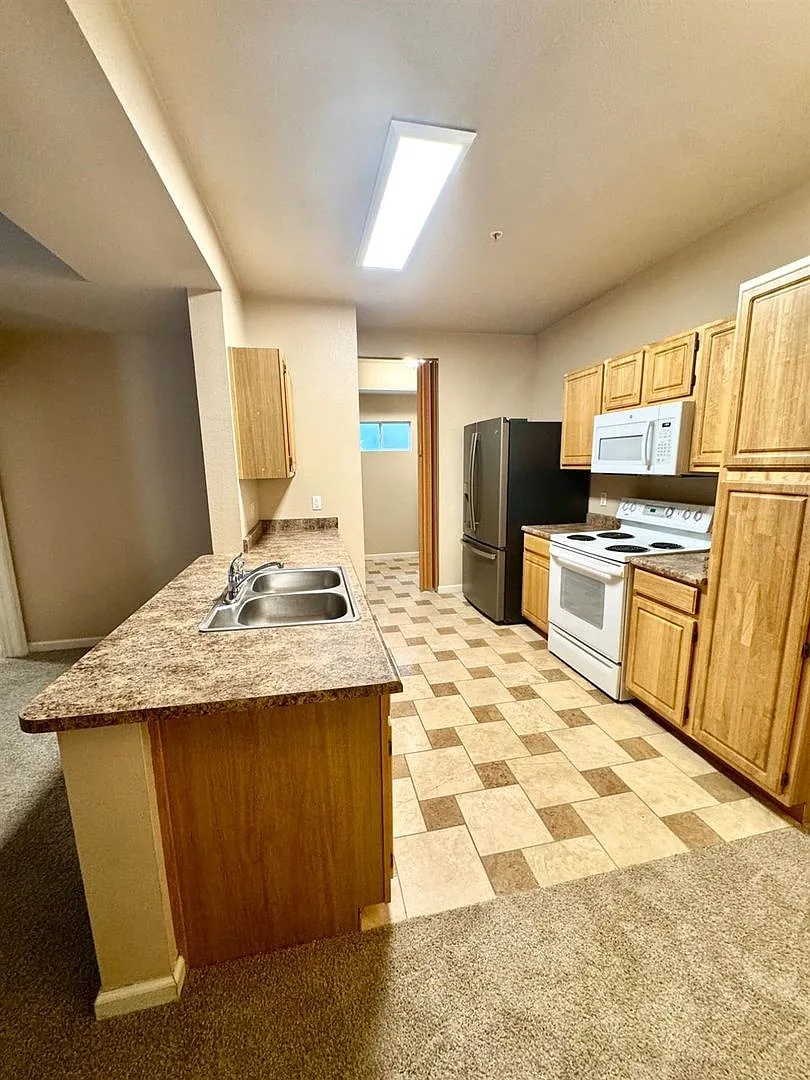 Galleria Condo on Gibson. Ground Floor Private Condo Near Clubhouse — Photo 3