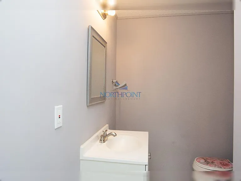Bright & Open 2 bed 2 bath — Photo 31