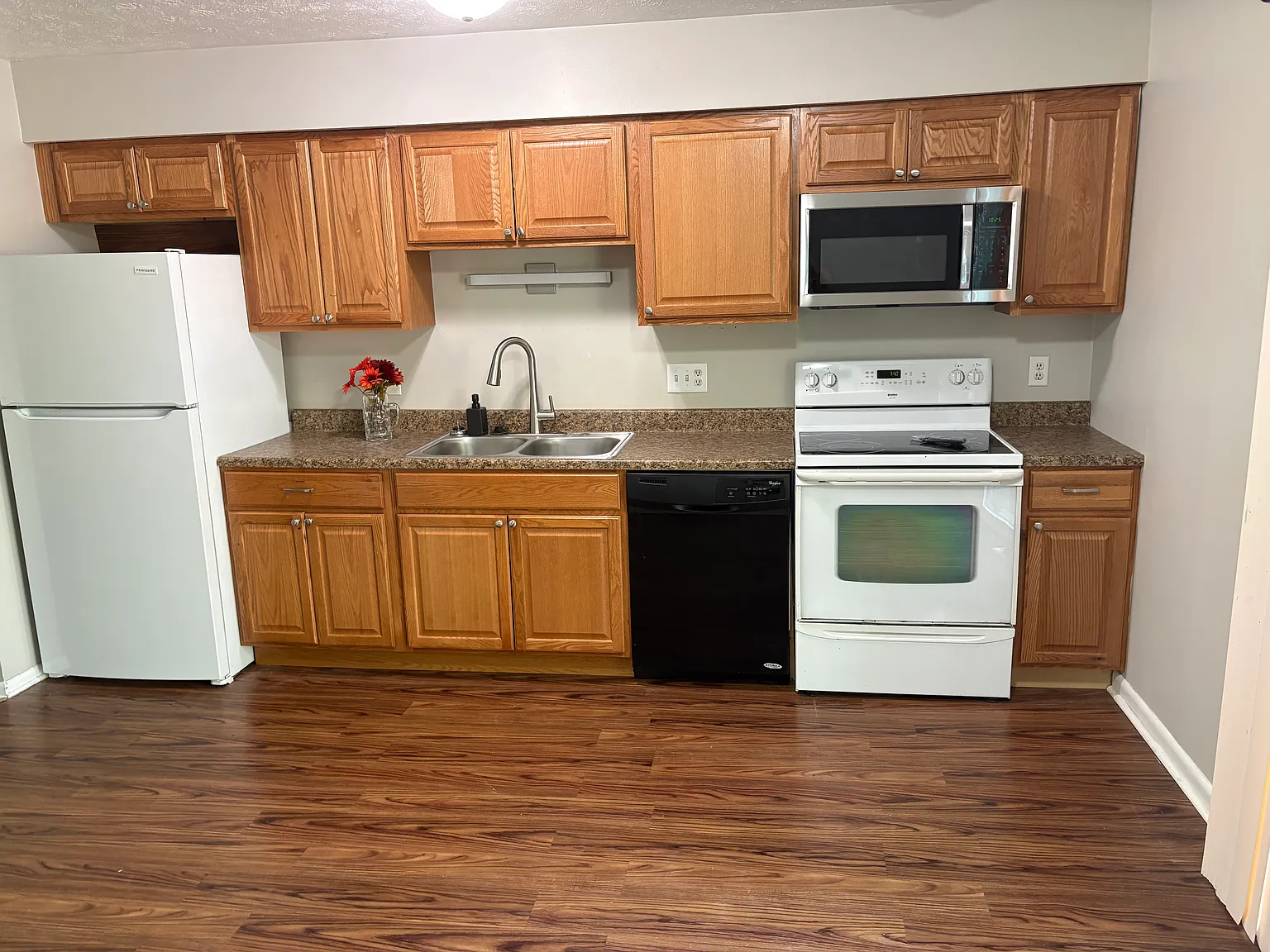3 bed, 1.5 bath, 1137 sqft, $1,950 — Photo 2