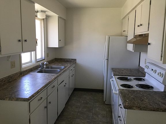 4th image of 107 S 12th St E