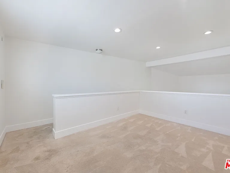 5500 Owensmouth Ave #328 — Photo 16