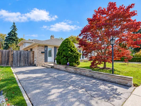 27 Callowhill Dr, Toronto, ON M9R 3L1