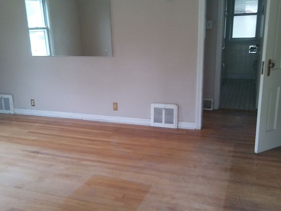 4th image of 908 Garden Ln