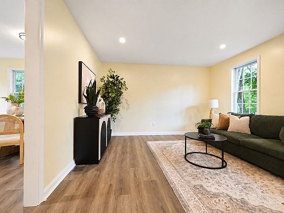 4th image of 345 Laurel St #1