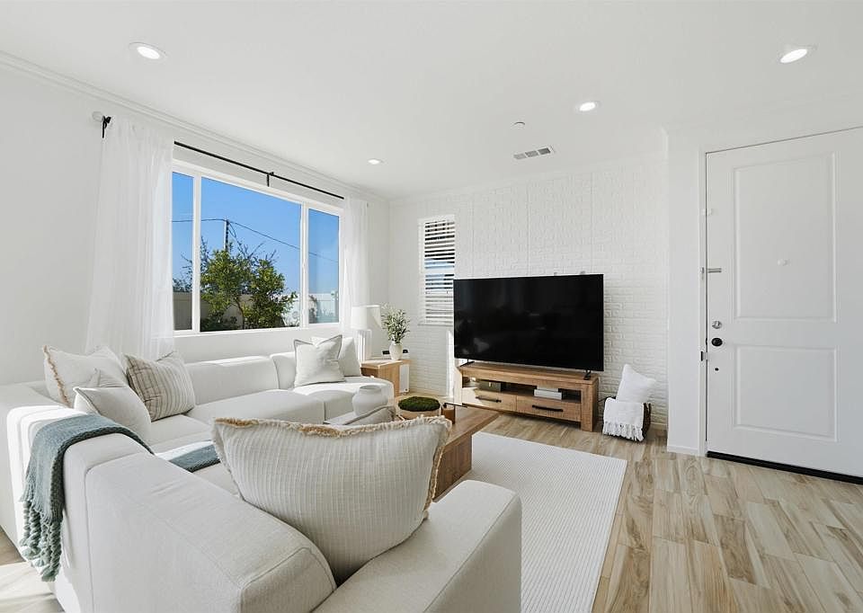 1st image of 5425 San Roberto