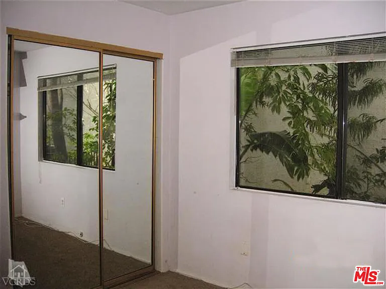 523 Park Springs Ct — Photo 2
