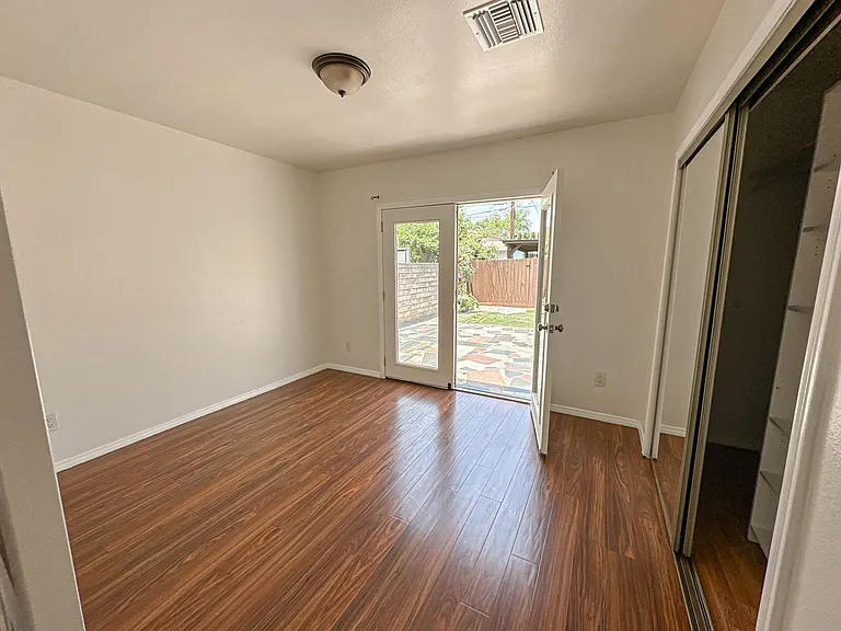 7353 Yarmouth Ave — Photo 10