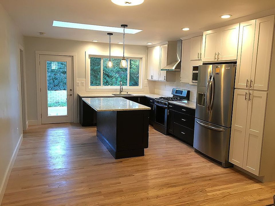 1st image of 202 Hodenpyl Dr SE