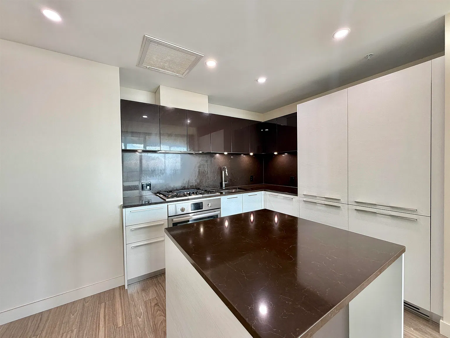 3 bed, 911 sqft, $3,500 — Photo 1