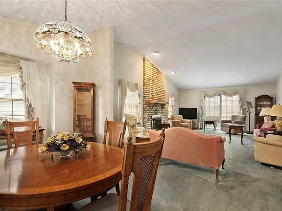 4th image of 71 Montgomery Ln #1/1