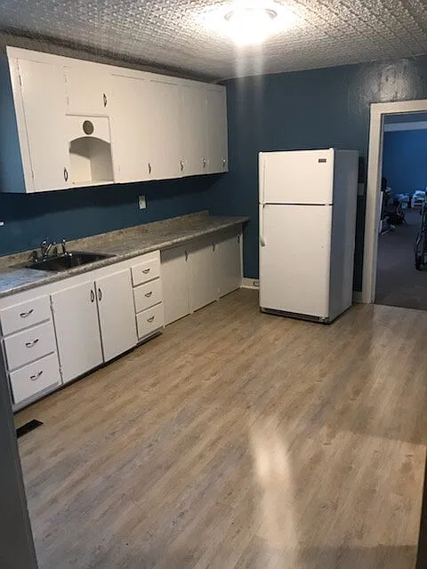 3 bed, 1.0 bath, $2,250 — Photo 2