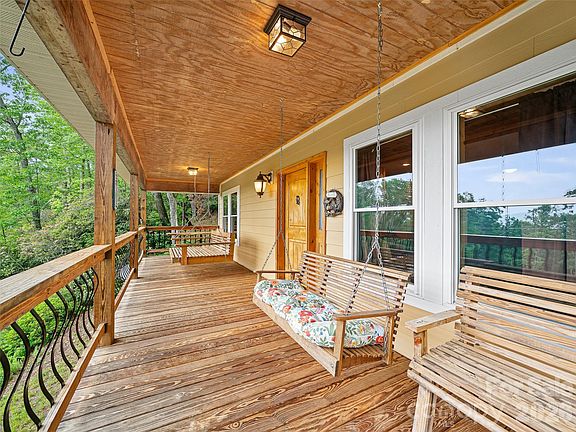 3rd image of 226 Orchard View Trl