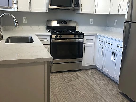 4th image of 485 Waverley St #485