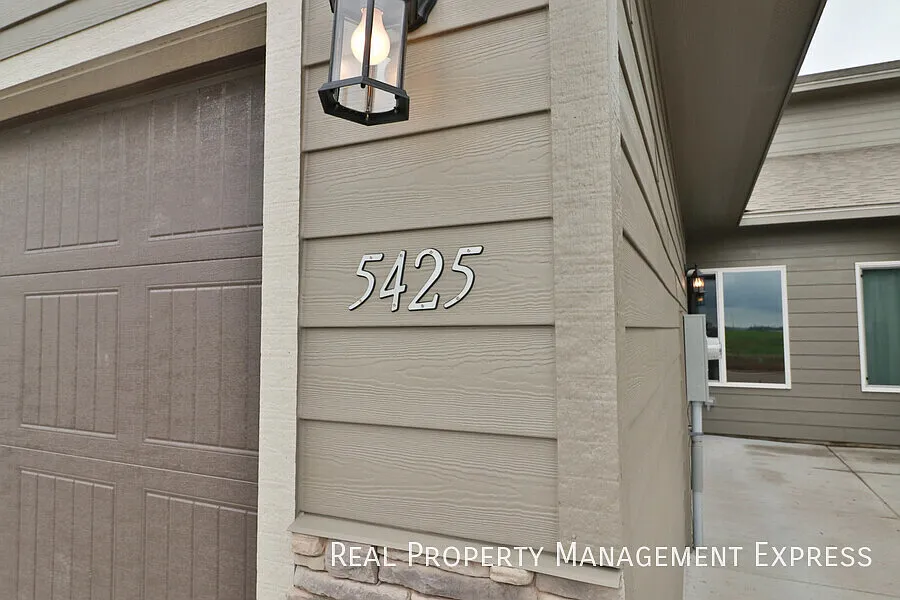3 Bedroom Luxury Townhome with 2-Stall Garage — Photo 3