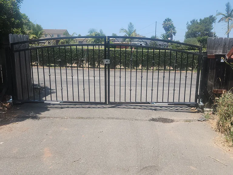 Side entrance electric gate where tenant enters.