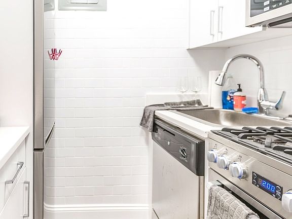 4th image of 405 E 56th St APT 3G