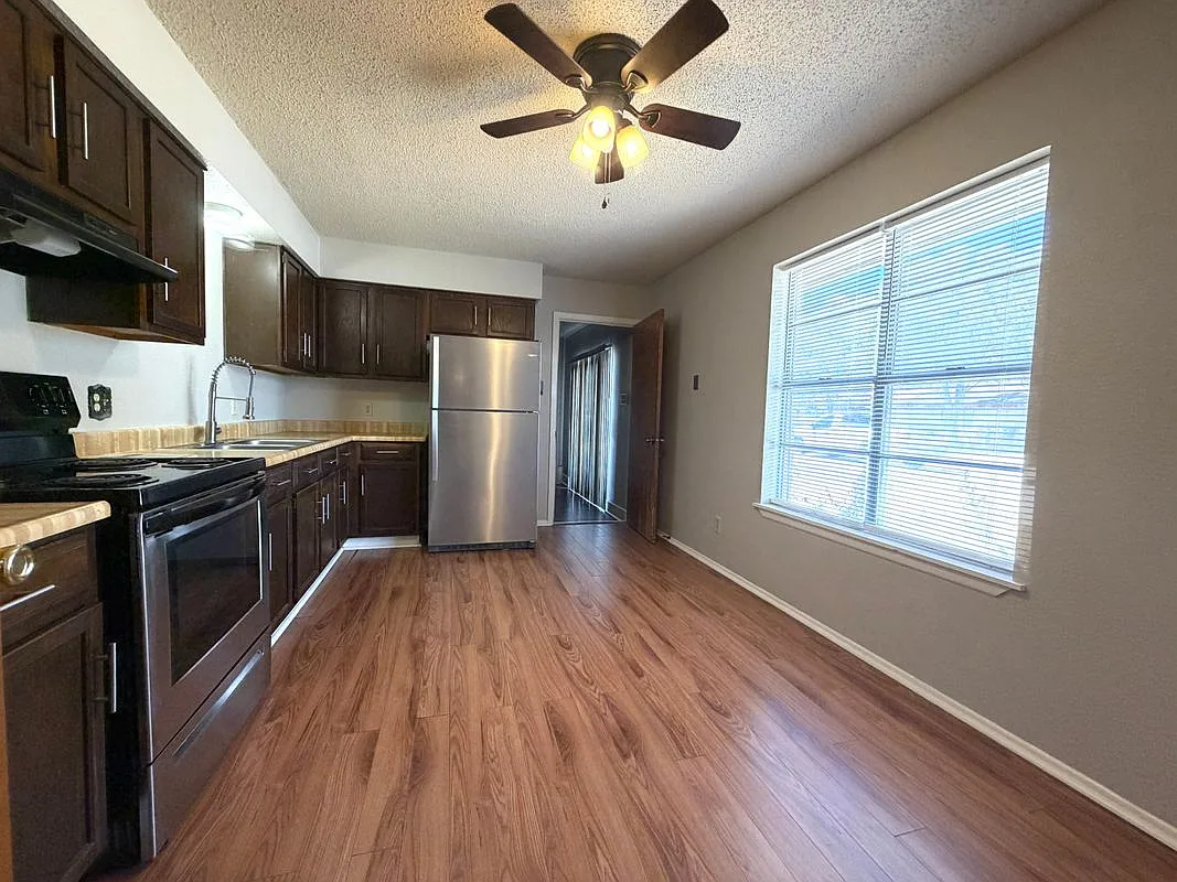 4 bed, 1.0 bath, 1403 sqft, $1,400 — Photo 4