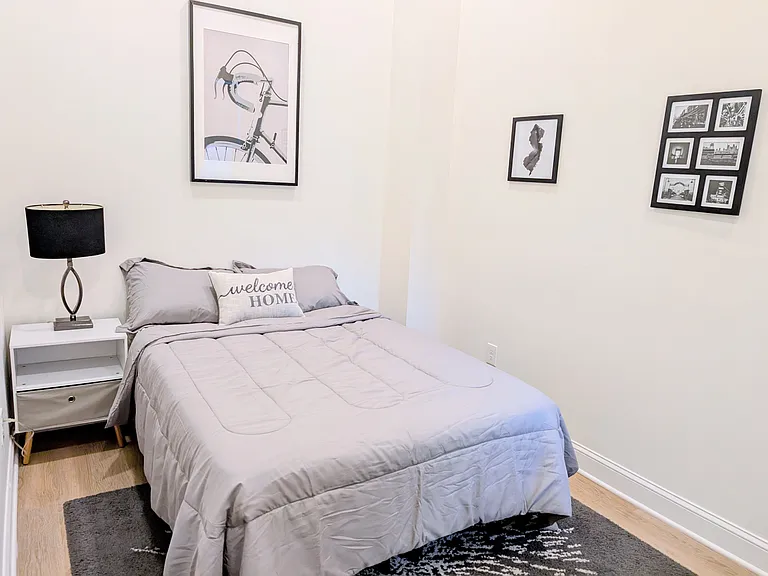 Full bed in middle bedroom