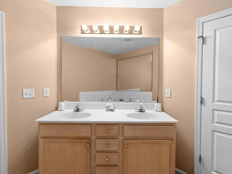249 W Gilbert St — Photo 25