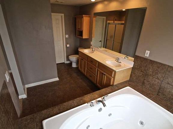 4th image of 2803 Newcastle Dr