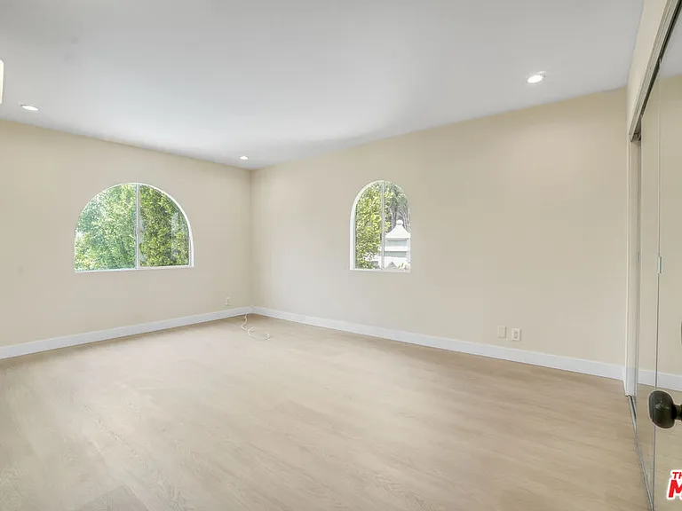 209 N Doheny Dr — Photo 20
