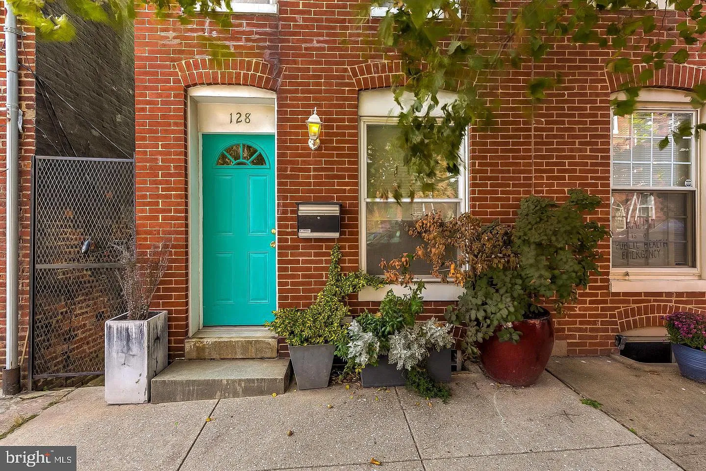 3 bed, 2.0 bath, 1328 sqft, $2,300 — Photo 2