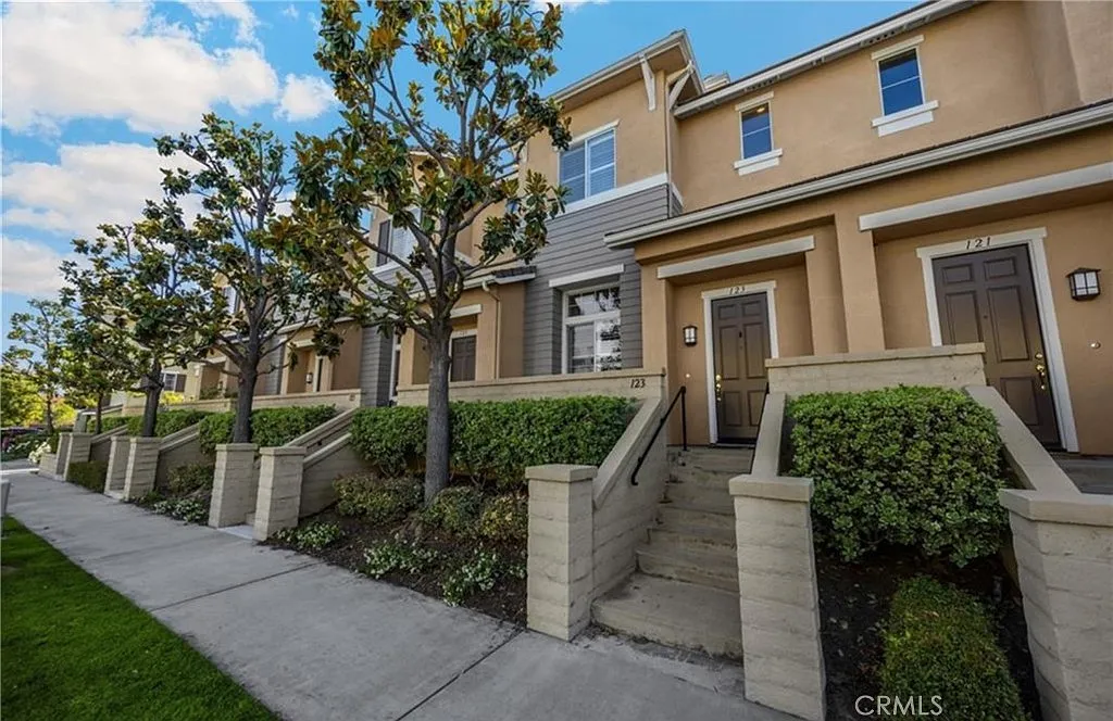 3 bed, 2.5 bath, 1457 sqft, $4,300 — Photo 2