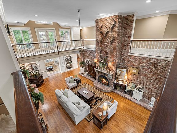 5th image of 3315 Clubhill Dr