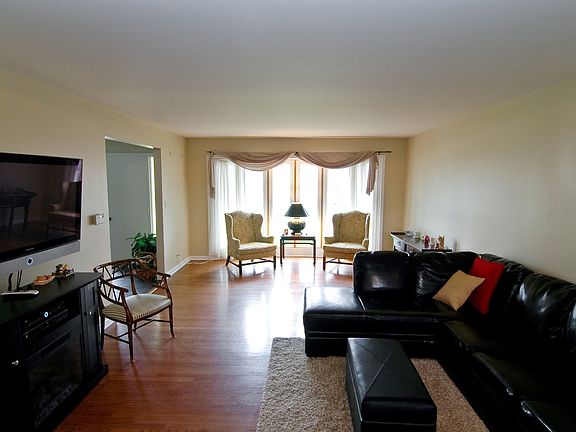 2nd image of 915 Mountain Dr