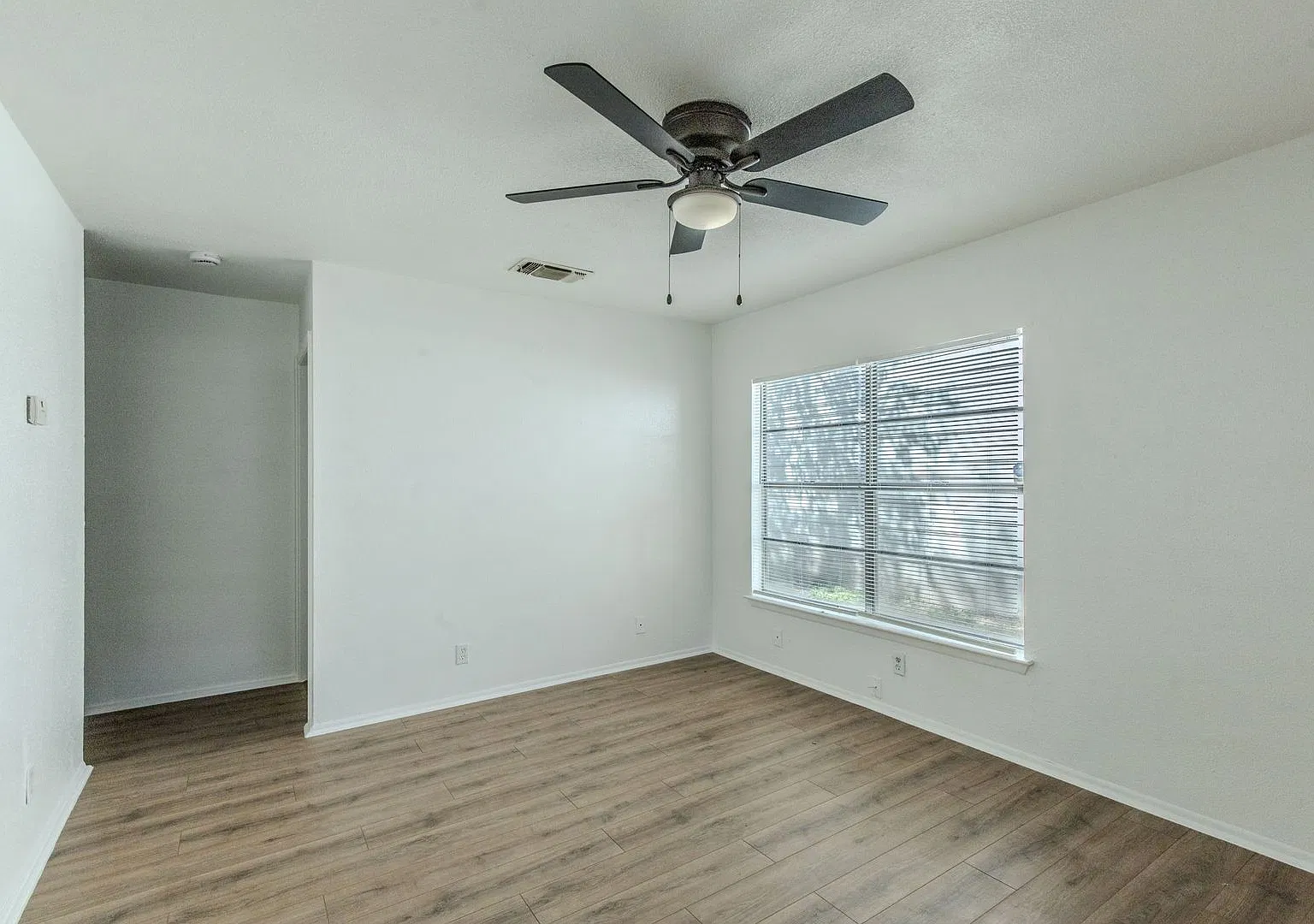 4 Bed / 1 Bath House for Rent - 4047 Indian Sunrise, San Antonio — Photo 3