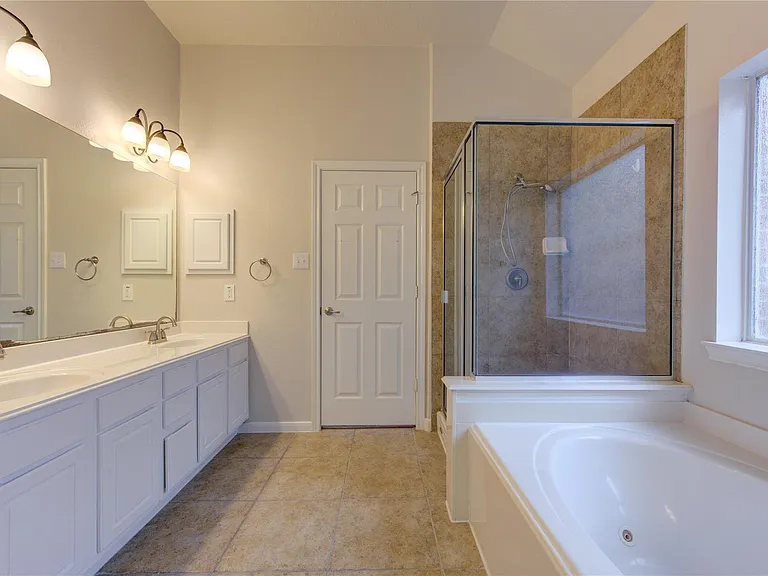 1903 Hampton Lakes Ct — Photo 17