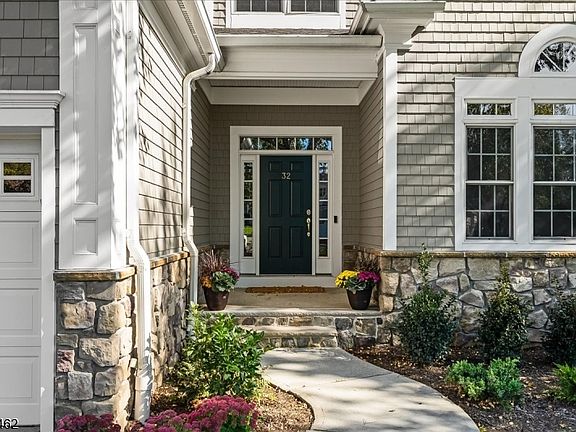 5th image of 32 Tillou Road West
