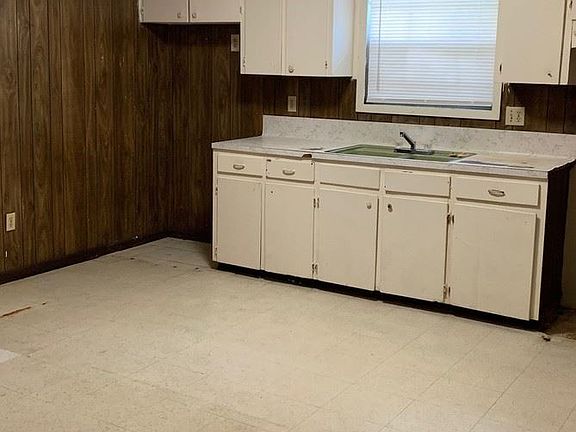 3rd image of 617 Cecile Blvd