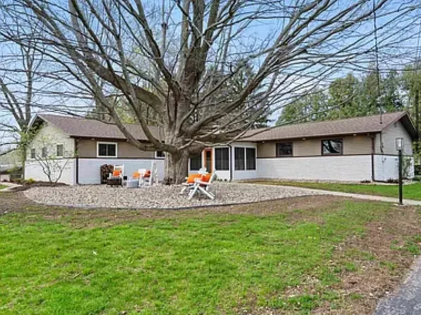 1427 E Springhill Rd, Warsaw, IN 46580