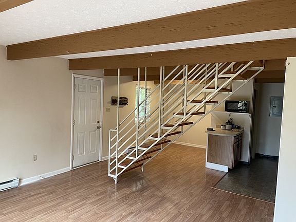3rd image of 40 Glenview Dr