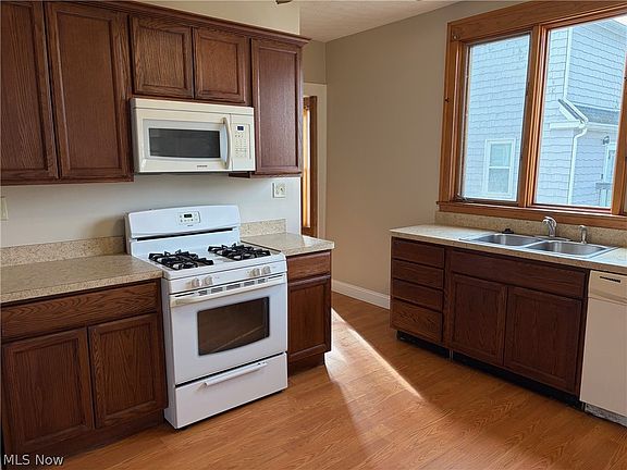 4th image of 365 S Prospect St