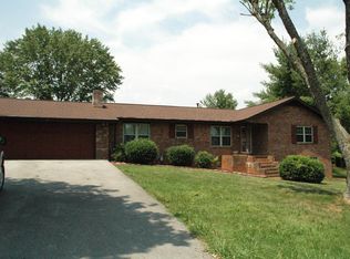 912 Oakwood Dr, Dandridge, TN 37725