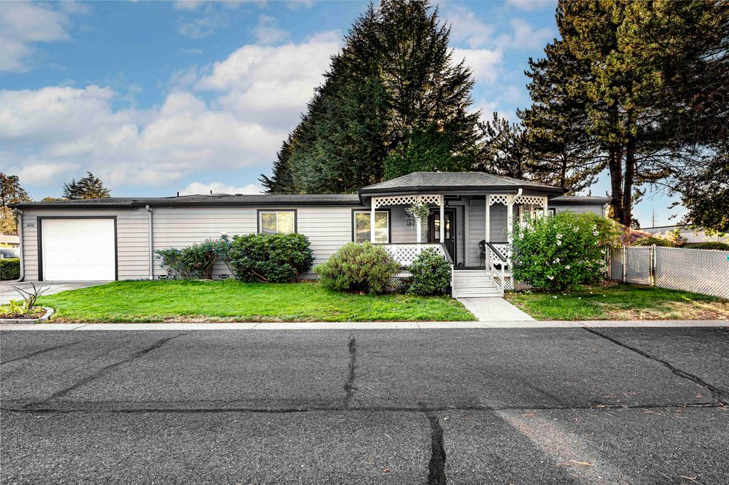 1010 Hemlock Ln, Grants Pass, OR - View 2