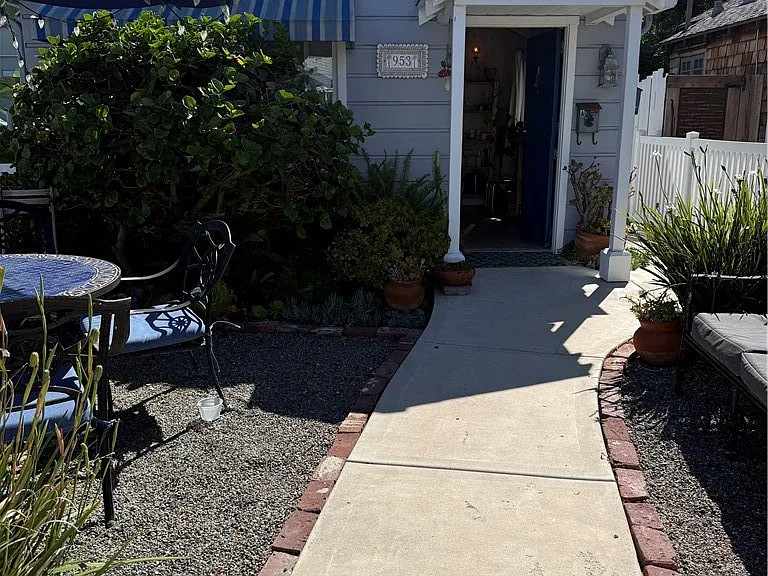 953 Glenneyre St — Photo 2