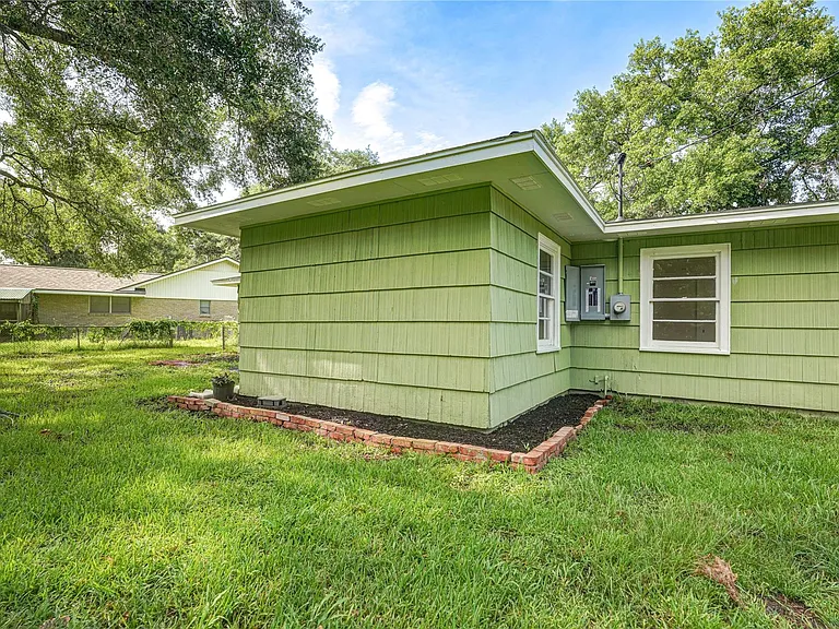1319 Elm St — Photo 43