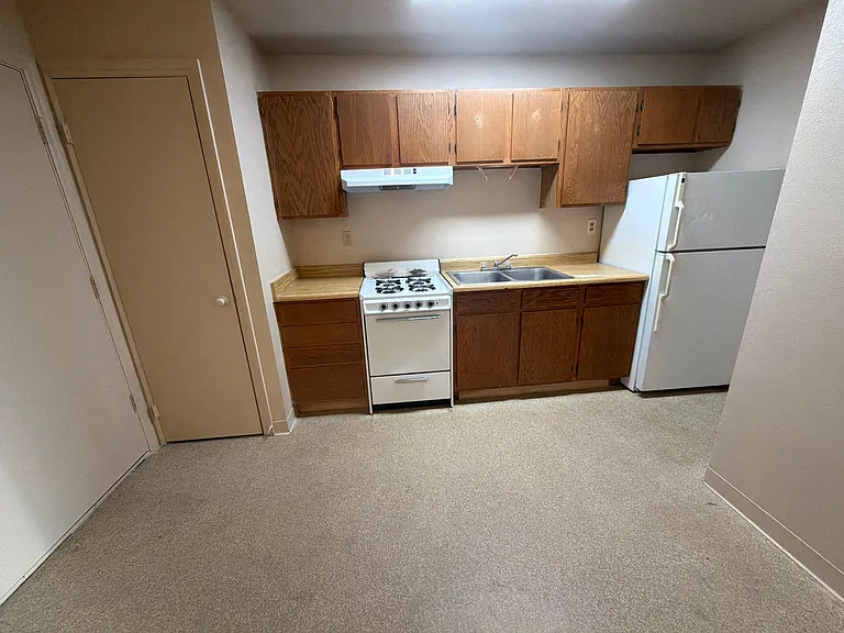 418 Lynn St — Photo 13