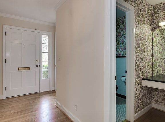 2nd image of 923 Whitehall Pl SE