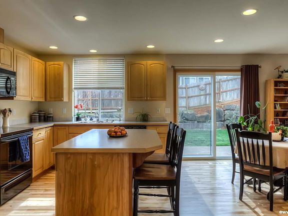 3rd image of 3340 Woodbine Pl