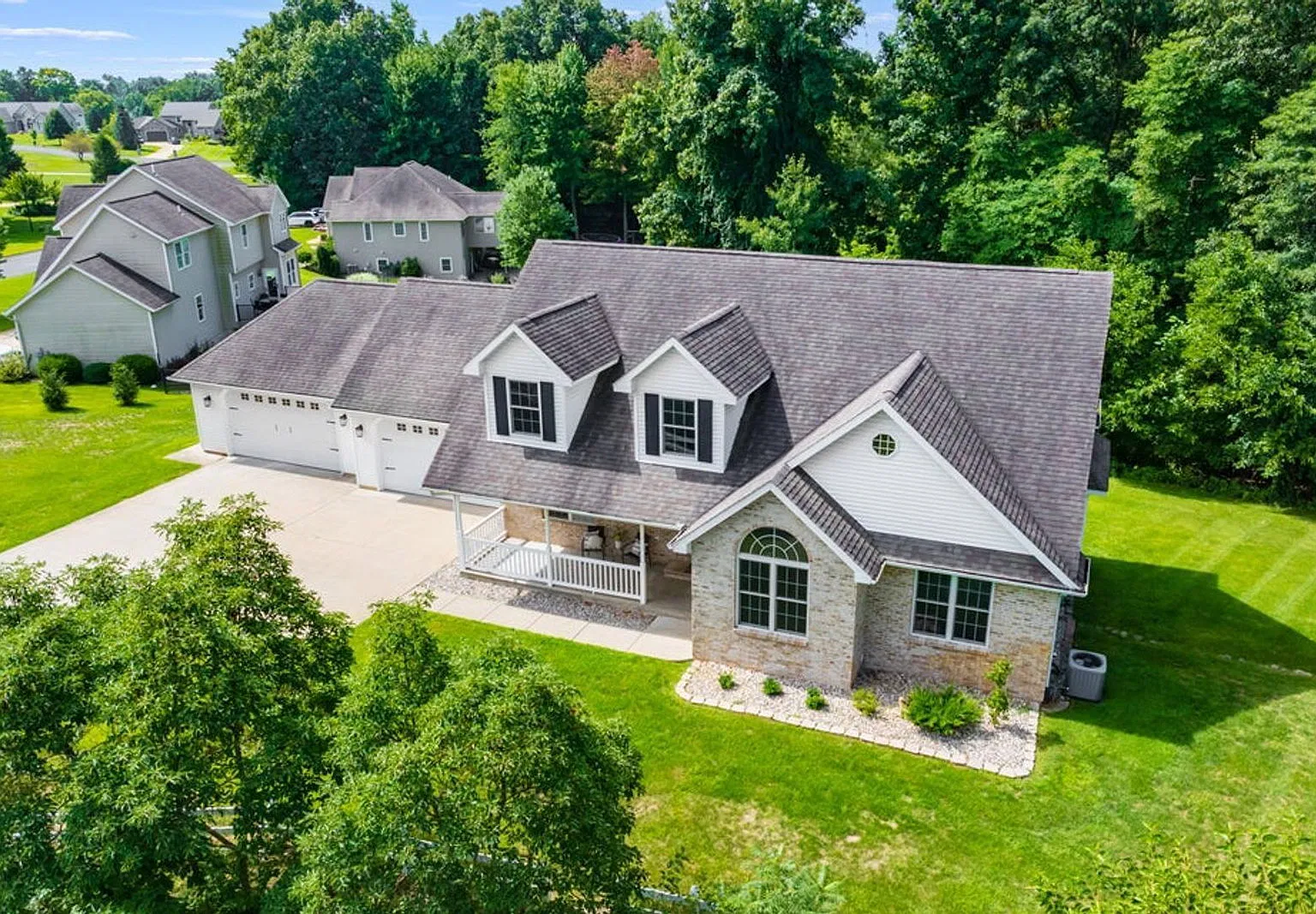 6 bed, 5.0 bath, 4042 sqft, $3,200 — Photo 2