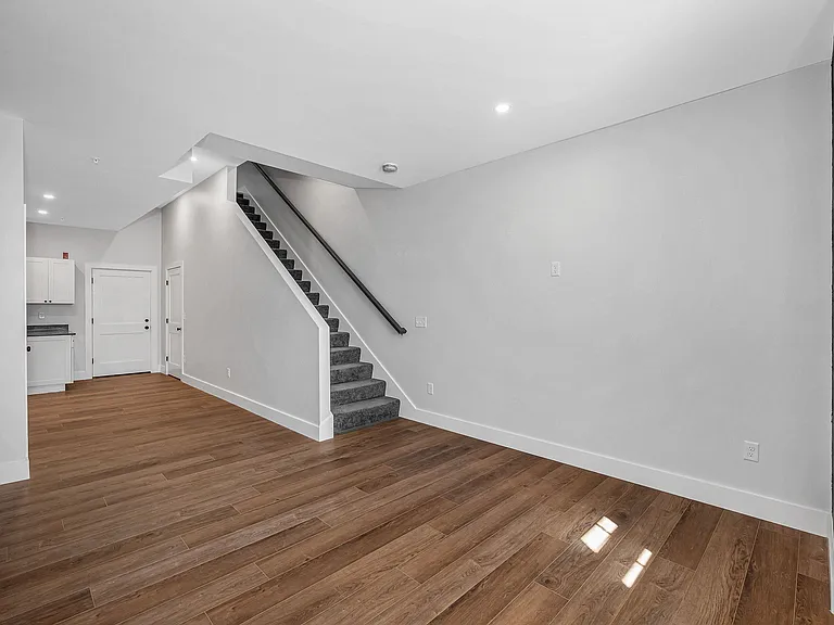 241 W 6th St #101 — Photo 9